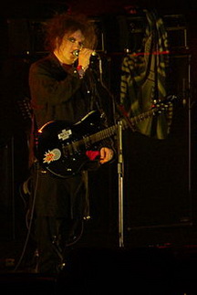 Роберт Джеймс Сміт біографія, фото, розповіді - гітарист, вокаліст і автор пісень, лідер і єдиний постійний учасник знаменитою пост-панк-групи The Cure з моменту її заснування в 1976 році