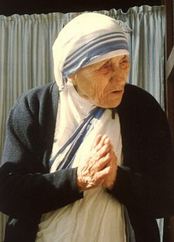 Мати Тереза біографія, фото, розповіді - католицька черниця, засновниця жіночої чернечої конгрегації «Сестри Місіонерки Любові», що займається служінням бідним і хворим