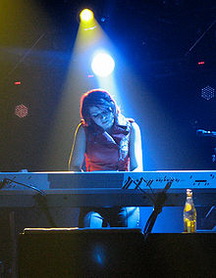 Ліза Рей Харрітон біографія, фото, розповіді - британська рок-виконавиця, яка з 2007 року є клавішниця і бек-вокалісткою в групі The Smashing Pumpkins