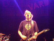 Декстер Холланд біографія, фото, розповіді - вокаліст і гітарист панк-рок групи The Offspring, відомої по таким пісням, як 