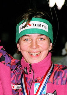 Емеше Хуньяді біографія, фото, розповіді - австрійська ковзанярка угорського походження, олімпійська чемпіонка 1994 року, призер Олімпійських ігор 1992 і 1994 років, чемпіонка світу в класичному багатоборстві