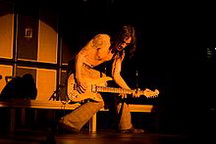 Нуну Дуарте Жив Мендеш Беттанкур біографія, фото, розповіді - американський рок-музикант, гітарист, автор пісень