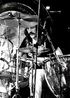 Джон Генрі Бонем біографія, фото, розповіді - легендарний британський барабанщик, учасник гурту Led Zeppelin, за час гри в якій став одним з найвідоміших і найвпливовіших ударників у рок-музиці