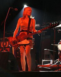 Кім Гордон біографія, фото, розповіді - американська вокалістка, бас-гітаристка альтернативної рок-групи «Sonic Youth»