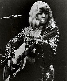 Сенді Денні біографія, фото, розповіді - англійська співачка і гітаристка, учасниця фолк-рок-руху кінця 1960-х - початку 1970-х років, найбільшу популярність отримала в групі Fairport Convention