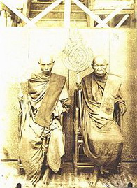 Луанг ПХО Чим біографія, фото, розповіді - буддійський чернець, c 1876 по 1908 був настоятелем монастиря Ват Калонг на острові Пхукет, Таїланд