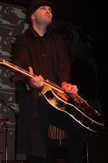 Тім Армстронг біографія, фото, розповіді - американський музикант і композитор, найбільш відомий за своїми роботами у складі панк рок колективів Rancid, Operation Ivy, і Transplants, а також завдяки своєму лейблу Hellcat Records