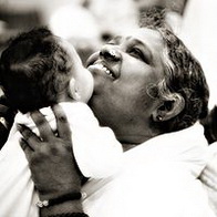 Мата Амрітанандамайі біографія, фото, розповіді - індуїстський духовний лідер, шанована як свята своїми послідовниками