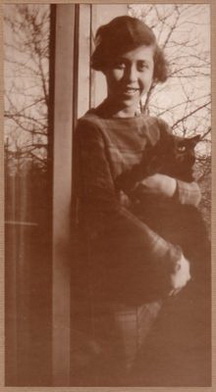 Ірина Леонідівна Немировська біографія, фото, розповіді - французька письменниця, найбільш відома своїм романом «Французька сюїта», написаним під час Другої світової війни
