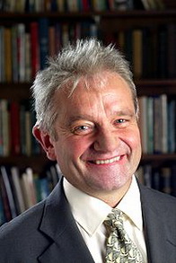 Пол Нерс біографія, фото, розповіді - британський біохімік, лауреат Нобелівської премії в області медицини і фізіології 2001 року, нагороджений за відкриття регуляції клітинного циклу еукаріот циклінів і циклін-залежними кіназами