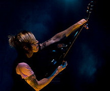 Джейд Еррол Пьюджет біографія, фото, розповіді - американський музикант, гітарист рок-групи AFI з 1998 року, а також клавішник у групі Blaqk Audio