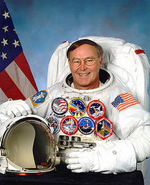Джеррі Лінн Росс біографія, фото, розповіді - американський астронавт-дослідник НАСА, перша людина, що зробив 7 космічних польотів загальною тривалістю 58 діб 1 година 1 хвилина 24 секунди, і 9 виходів у відкритий космос